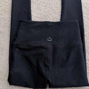 Beyond Yoga Size Medium heathered black leggings